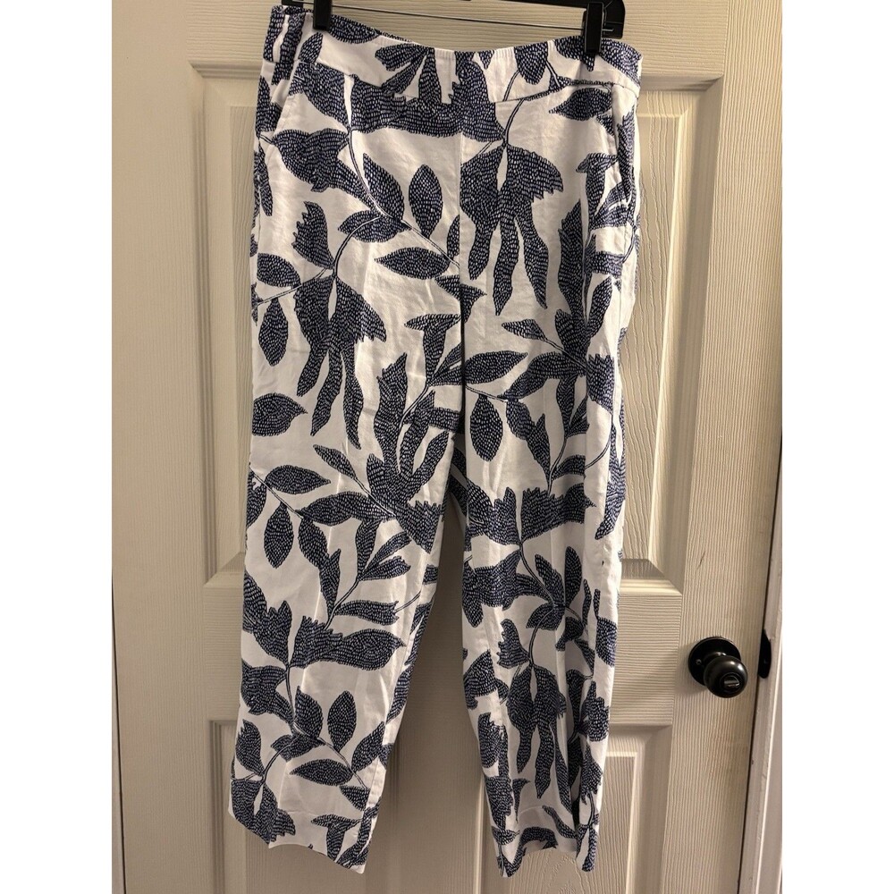 Chico's White Cropped Pants with Navy Leaf Print